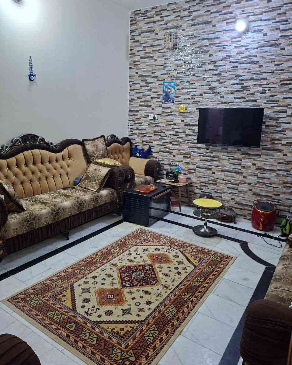 🏡 دار للبيع – حي الجامعة 🔥  

📍 الموقع: حي الجامعة  
📍 فرع مخبز الكفائي  

📐 المساحة: 200 م²  
📄 طابو صرف  
🏗️ سنة البناء: 2017 / 2018  

✨ تفاصيل الدار:  

▪️ الطابق الأول:  
✔ غرفتين نوم  
✔ صالة  
✔ صالة براني  
✔ مطبخ  
✔ حمام وصحيات  
✔ ملحق  
✔ كراج سيارات  
✔ حديقة  
✔ عدد 2 مناور  

▪️ الطابق الثاني:  
✔ غرفتين نوم  
✔ صالة  
✔ حمام وصحيات  

✨ البيت مرتب وجاهز للسكن  
✨ موقع ممتاز وقريب من الخدمات  

📲 للاستفسار والتواصل:  
***********  
***********  

🏢 مكتب أساس للعقار والمقاولات العامة  
📍 الديوانية – حي الفرات – مقابل جامع الإمام المهدي  

#دار_للبيع  
#حي_الجامعة  
#طابو_صرف  
#عقارات_الديوانية  
#مكتب_اساس  
#الديوانية  
#بيع_وشراء  
#استثمار_عقاري
