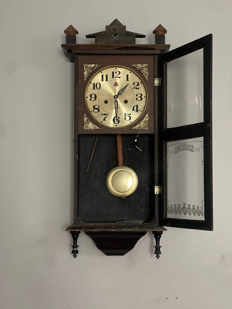 ساعة جدارية كبيرة الحجم من ماركة (555)، صناعة مدينة شنغهاي في الصين، تعود إلى حقبة الثمانينات من القرن الماضي.

تعمل الساعة بنظام (التكويك) لمدة تصل إلى 30 يومًا، وتتمتع بحالة ممتازة من حيث الأداء والمظهر، مما يجعلها قطعة مميزة لهواة المقتنيات الكلاسيكية.

للاستفسار أو الشراء يرجى التواصل عبر الماسنجر لمزيد من التفاصيل


**إذا كنت صاحب هذا الإعلان وتريد حذفه لأي سبب، رجاءا أرسل رسالة إلى الدعم الفني**