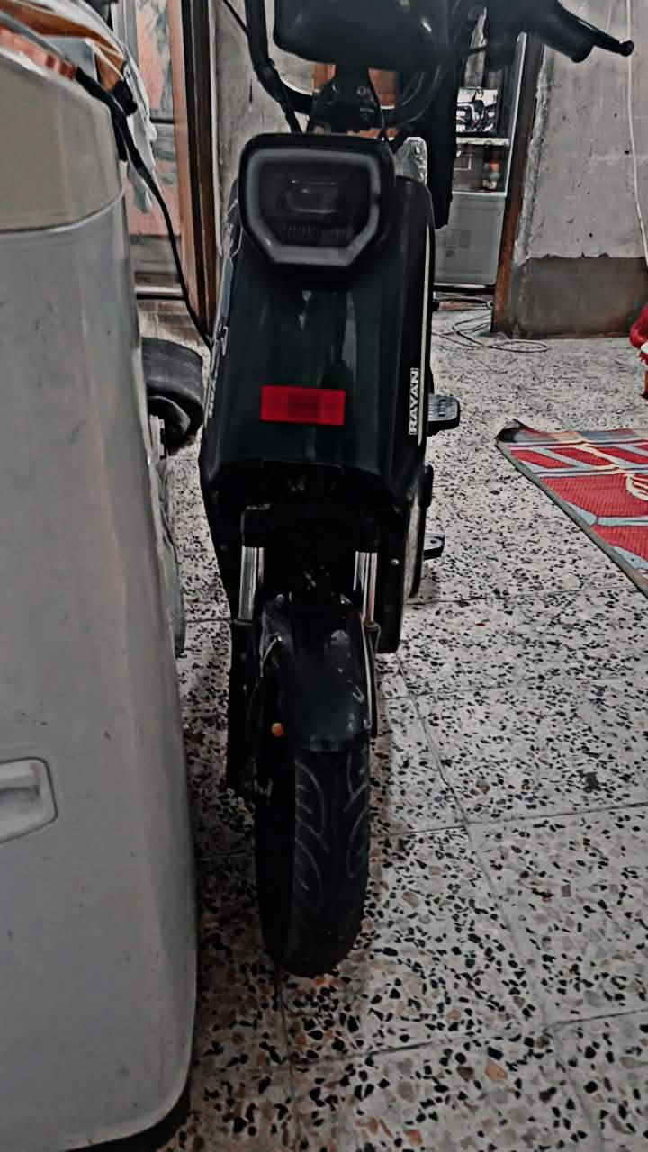 السلام عليكم دراجة شحن ريان  موديل2024 دراجه جديدة كلشي مابيها  كهربائيات كلها شغالة اربع اشاير يمنة يسرة هورن جديد دراجه ماعايزة شي بس ترتيبات بسيطة السعر 275 وبيها مجال
***********
