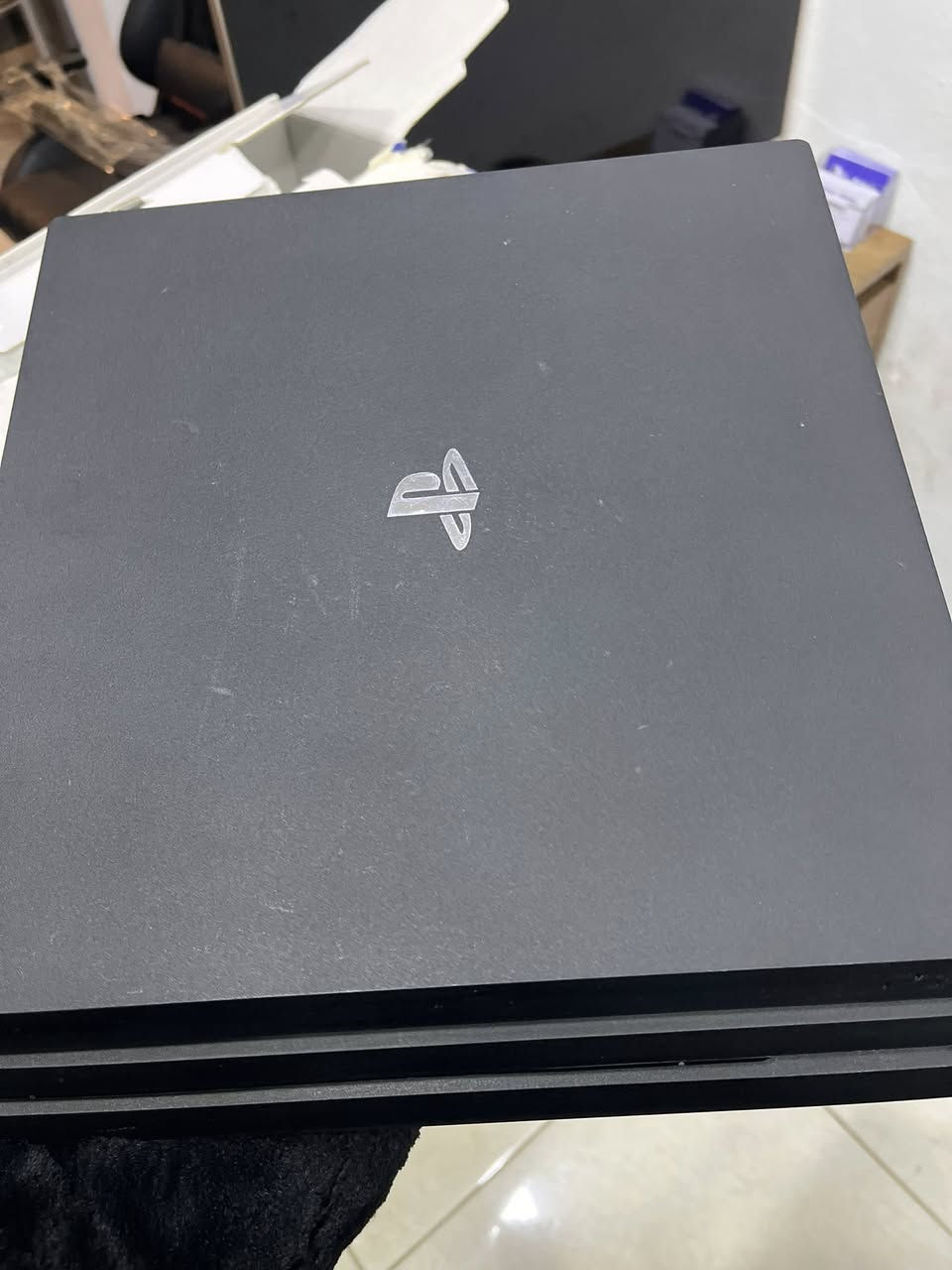 بلي فور برو

4k PS4 pro 1t 
واحد تيرا بيه 20 لعبة قوية
كامل ملحقات كرتونة وتفاصيل
جهاز لوك بمعنى الكلمة
1000 كيكا
توصيل موجود
سعره 325
ثابت السعر رجائا
***********
