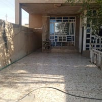بيت للبيع بل5الاف عل برة مقابيل الملعب قرب مدرسة سلمان محمدي 078116765...