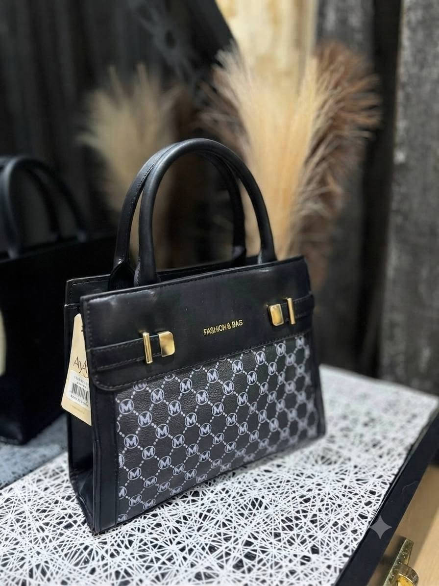 "كوني محط الأنظار مع هذه الحقيبة الاستثنائية! 👜 دمج مثالي بين الفخامة والأنوثة بفضل تفاصيل الكريستال اللامعة. متوفرة الآن باللون الأسود الملكي والأحمر الساحر. لا تفوتي فرصة التميز!"للطلب واستفسار مراسلتنا خاص او على واتساب 
*********** البصرة, العراق
