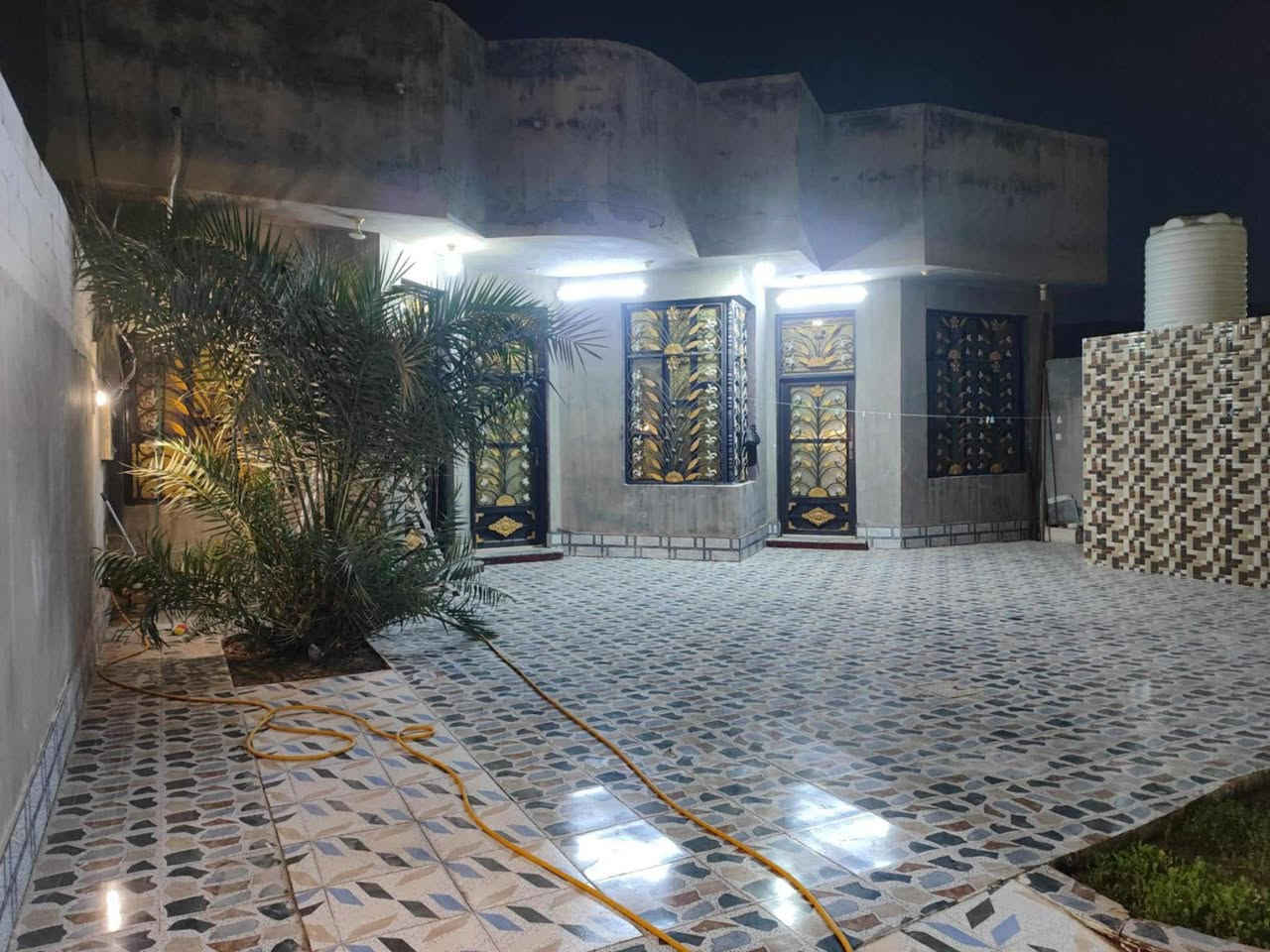 دار للبيع مساحه 400 متر طابو صرف مع محلات باب خارجيه للشقه ***********
