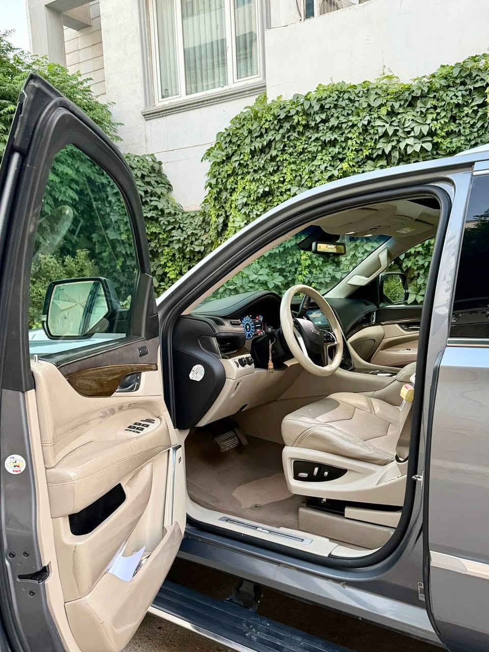 البيع -كاديلاك اسكاليد
✅ الموديل: 2018

✅ المحرك: 6.2L V8 (6162cc)

✅ القوة: 420 حصان

✅ عدد السلندرات: 8 سلندر

✅ ناقل الحركة: أوتوماتيك 10 سرعات

✅ ممشى السيارة: 150,000 كم

✅ وارد الخليج - شركة المنصور (صفر شركة)

✨ المواصفات:

• تصميم أمريكي فاخر وأنيق.

• مقصورة واسعة ومريحة للعائلة.

• شاشة وكاميرات متطورة.

• أعلى مستويات الأمان والتكنولوجيا.

• قيادة ناعمة جداً مع أداء قوي وثبات ممتاز.

Cadillac Escalade ليست مجرد سيارة، بل عنوان للفخامة، القوة، والهيبة
سعر : 40000$

***********
