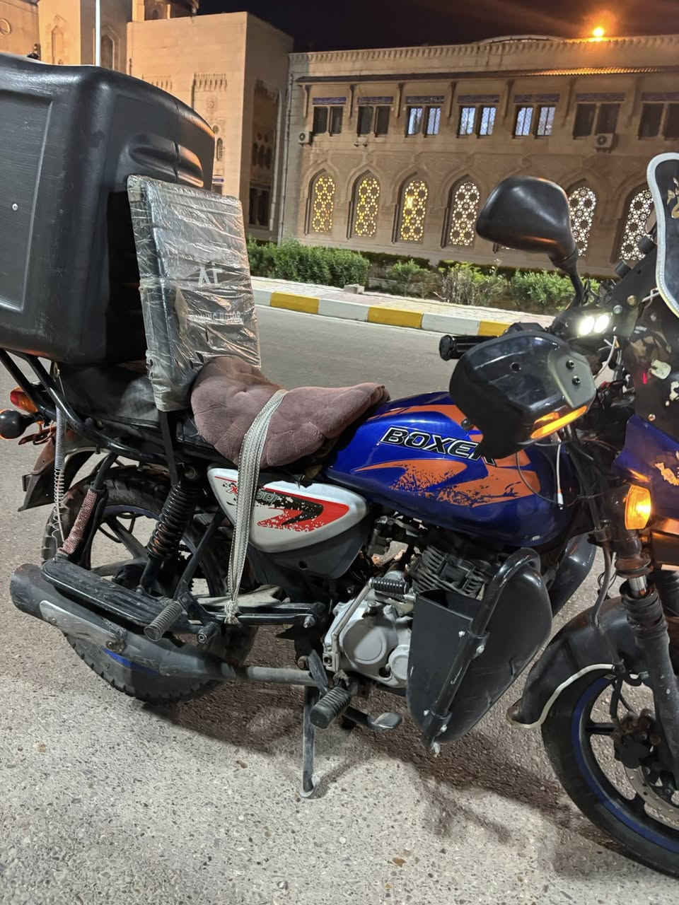 سلام عليكم ورحمة بوكسر موديل ٢٢ اوراق موجوده بس تلفانه شي قليل بيه دخانه بصيطه دهن كله امزويل اشد سعر ٩٥٠ الف وبيه مجال شي قليل مكاني بغداد يرموك  رقمي *********** بي واتساب
