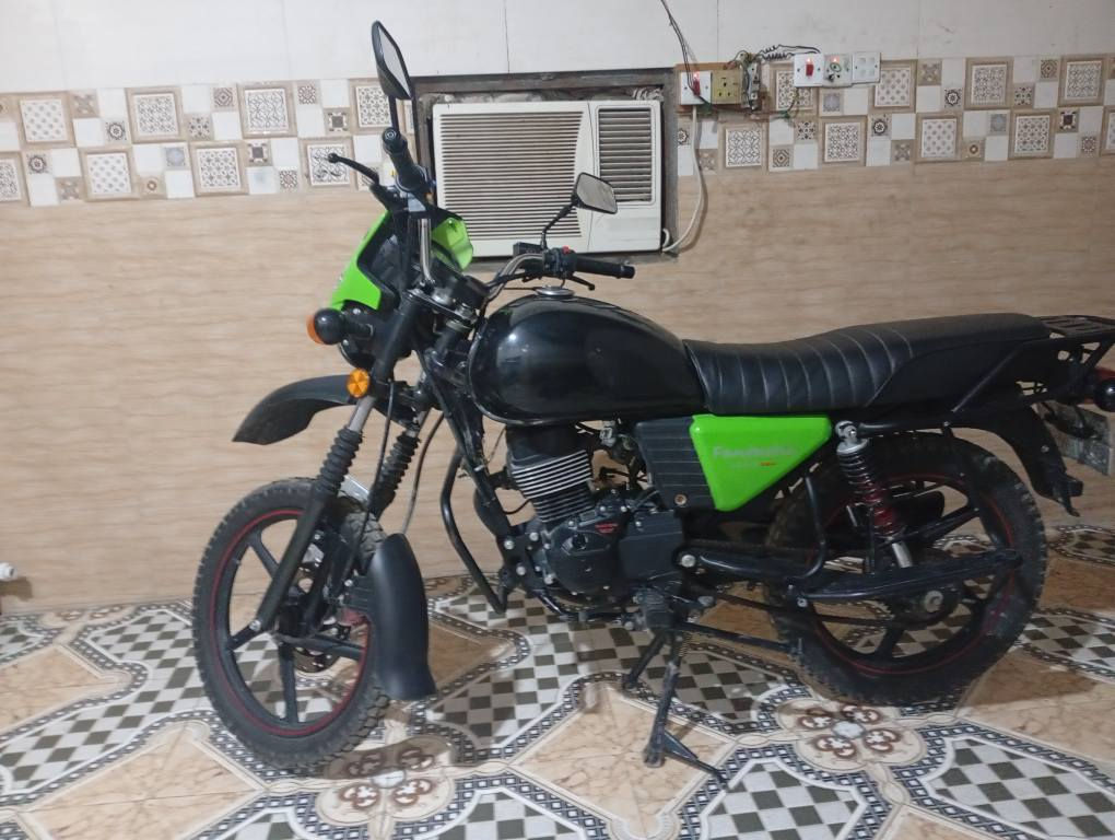 1 محرك ما مفتوح 
2 محركها ناعم 
3 الدراجه ماشيه بس الف كيلو 
4 الدهن مالها كله اصلي ابو ال18 الف اخلي
5  الكهربايات ما مبدل بيهن شي كله وكاله من التاير للسكان
6 سعرها بي مجال حك الجيه اذا تريدها راسلني الدراجه تريد اعتناء وواحد حريص عليها محركها قوي توصل سرعتها 150 
مقفوله ع 100 البصرة, العراق


**إذا كنت صاحب هذا الإعلان وتريد حذفه لأي سبب، رجاءا أرسل رسالة إلى الدعم الفني**