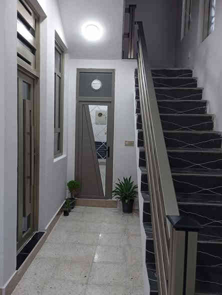 � دار للبيع في كربلاء – منطقة البوبيات (مجمع الزهراء السكني)

✨ المواصفات العامة:
دار بمساحة 100 متر، بناء حديث درجة أولى من حيث المواد والعمل.
يتكون من طابقين ونصف مع درج خارجي معزول للطابقين العلويين من نفس الكراج.
يقع في مجمع خدمي متكامل (ماء – مجاري – كهرباء – تبليط شارع عرض 10 متر)،
ويبعد حوالي 1.5 كم فقط عن الإمام الحسين عليه السلام، مما يجعله مناسباً للسكن أو للزوار.

🏡 تفاصيل الدار:

 • 3 غرف نوم واسعة
 • 3 حمامات
 • 2 مطبخ
 • 2 صالة
 • استقبال (ديوانية)
 • كراج واسع
 • غرفة إضافية في الطابق الثالث

🎁 المميزات الإضافية:
الدار مفروشة بالكامل وتشمل:

 • أثاث ديوان تفصال
 • كاونتر مطبخي حديث (HDF)�🪑 الأثاث هدية مع الدار!

📞 للتواصل والاستفسار عن السعر:
📱 واتساب أو اتصال مباشر على الرقم: ***********
