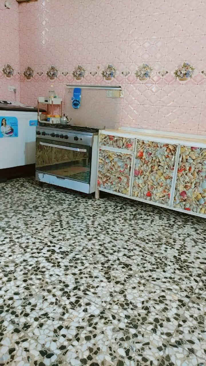 دار للبيع مساحه 125متر مربع سند 25واجهيه 13نزال 10يحتوي على غرفه نوم وصاله وهول ومطبخ ومجمع صحيات داخليه وخارجيه شارع 80حي الصدرين قرب الساده ابو خطه سعره 68بي مجال استفسار مراسله ***********
