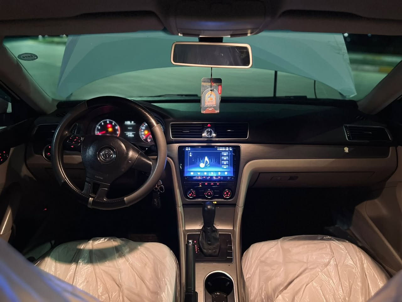 فولكس واكن باسات. خليجي بدون صبغ
فقط مكانات تعديل بارد 
سياره دفتر بانزين ورقم جديد 
مكان السياره كركوك
***********
سعر١٤٠وبيها مجال بسيط
