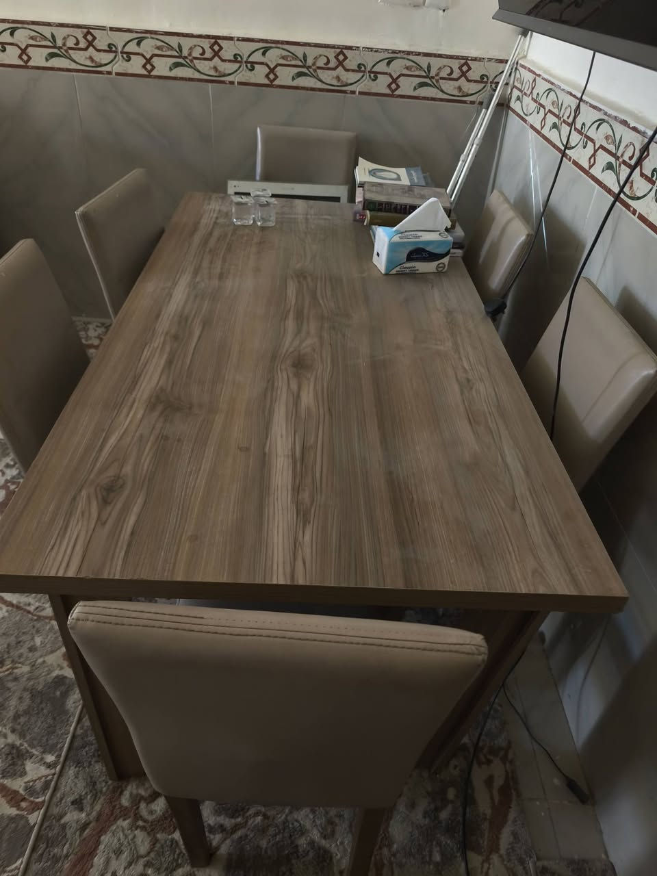 غراض مستعملة للبيع
تخم قنفات 10 مقعد يتكون من ثلاثية عدد 2 وثنائية عدد واحد وكراسي عدد ٢
ميز طعام خشب مع 6 كراسي 
كراسي قنفات عدد ٢
طبلات عدد 5 كبيرة وحدة و4 حجم صغير 
تباع المواد كله السعر 700 الف 
*********** واتساب واتصال
