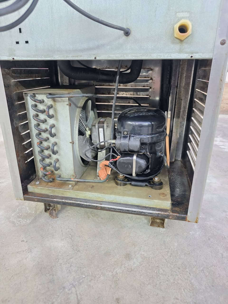 السلام عليكم براد حساوي جديد حيل استخدام قليل كله وضع البلاد شرط. تبريد اذا مصلح او ملعوب بي يرجع ضمان.  اي أشكال يرجع مكاني ابو الخصيب قرب كبه ابو جوزي بي واتس ***********.    ***********.  متوفر توصيل 💁
