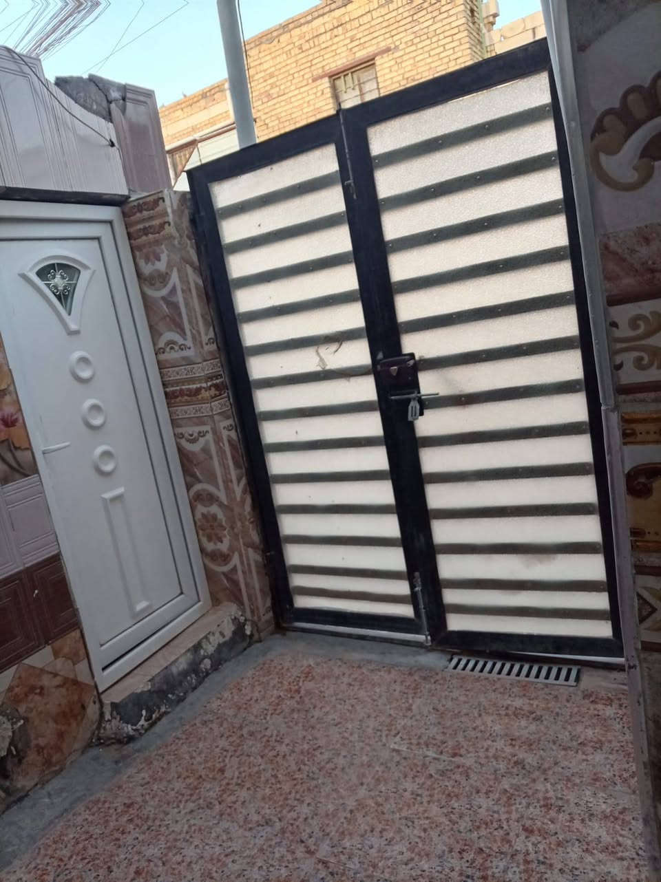 يوجد لدينا دار سكن للبيع ١٠٠م امامي طابق ونص حي الشهداء قرب جامع المحسن على ساحه السعر ١٠٠مليون للاستفسار الاتصال على الرقم ***********
