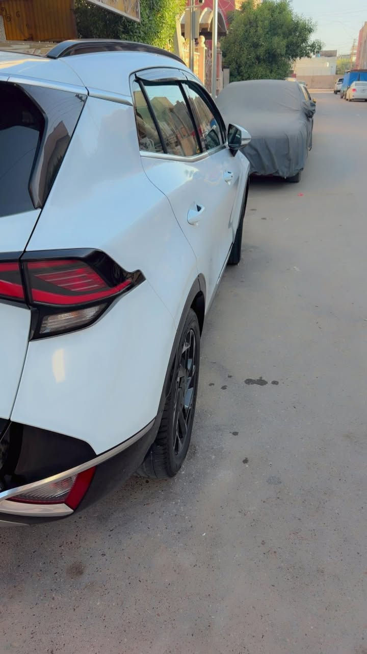 � كيا سبورتج 2024🔥

لوحات بغداد: :230سعر

***********
الموديل: 2024– خليجي
الحالة: (32000كم)
المحرك: 4 سلندر DOHC سعة 2.0 لتر – بنزين
ناقل الحركة: أوتوماتيك 6
⸻

⚙️ 
أنظمة الأداء والأمان

• أوضاع قيادة متعددة (Drive Modes)
• نظام مانع الانزلاق ESP
• نظام نزول المنحدرات
‏• Auto Hold
• فرامل يد كهربائية
• 2 وسائد هوائية

⸻

🛋️ 
الداخلية والراحة

• مقاعد قماش (بيجي)
• تحكم كهربائي بالمقعدين الأماميين
• تدفئة للمقاعد الأمامية
• ستيرنك عملي متعدد الوظائف
• دخول ذكي
• تشغيل المحرك عن بُعد
• صندوق خلفي كهربائي

⸻

📱 
التقنيات

• شاشة عدادات
• شاشة وسطية تعمل باللمس مع كاميرا خلفية
‏• Apple CarPlay
• نظام صوتي
• تحكم من المقود
• تكييف متغير مناخين

• سقف بانورما
• إطار الشباك الأمامي Piano Black
• مصابيح أمامية LED
• إضاءة خلفية LED
• مرايا جانبية كهربائية الطي مع إشارات
• إطارات قياس
