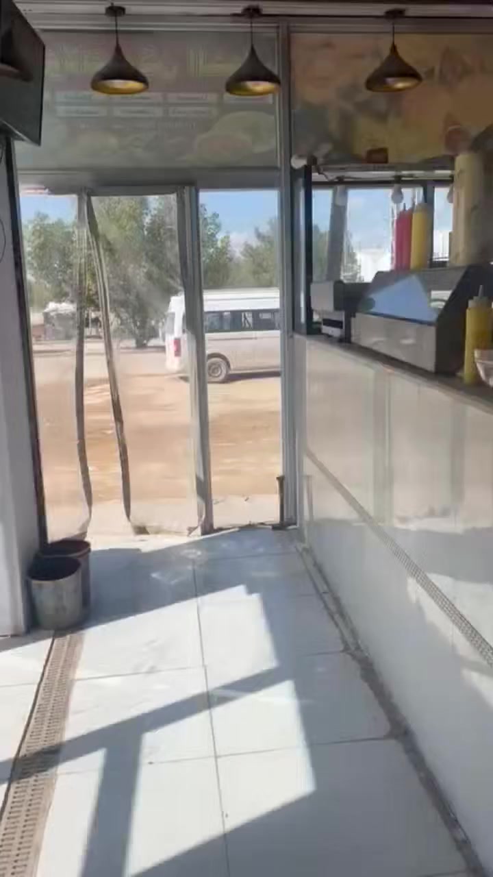 كافتريا جاهزة للبيع 
موقعها حلو 
ركن شارع الجنه مقابل نادي الرياضة بداية شارع الحولي 
كاملة من كلشي وكلشي قريب عليها 
للاستفسار 
0782545088


**إذا كنت صاحب هذا الإعلان وتريد حذفه لأي سبب، رجاءا أرسل رسالة إلى الدعم الفني**