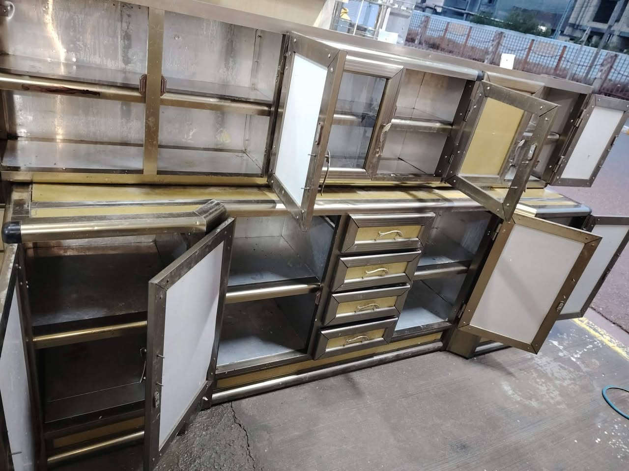 كاونتر مترين نص 
حطاطه سعودي نضيف حيل 
بدون سنك 
السعر ٢٥٠ 
فلوجه


**إذا كنت صاحب هذا الإعلان وتريد حذفه لأي سبب، رجاءا أرسل رسالة إلى الدعم الفني**