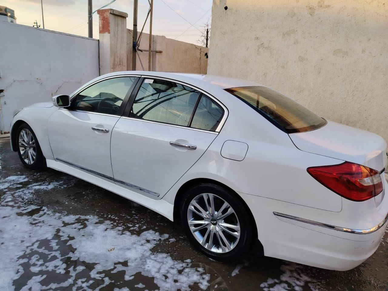 السلام عليكم 
سيارة جنسز موديل 2013 فول مواصفات بيها صبغ چاملغات اثر بطش مكفولة من الضربة والتبديل والفتح تحويل ثاني يوم راعيها قريب علية مواصفاتها
رادار 
دبل ماوس
محرك3800
فتحة
//السعر 160 وبيها مجال قليل// للشراي الاتصال على ***********
