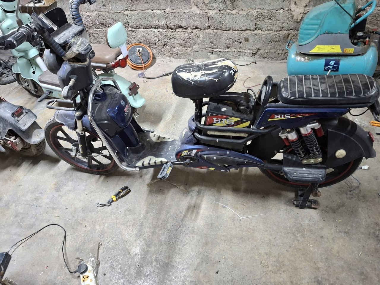 سلام عليكم شباب دراجه حجم ٢٠بطاريات٥جدد من رخصت الدمن ***********
