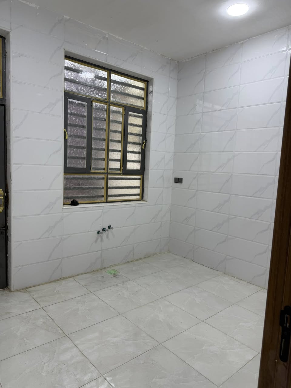 السلام عليكم 
للبيع 
دار 100متر طابو صرف واجه 8 نزل 12ونص 
 تسلم مفاتيح زيرو 
مقاطعه 8 تاجيه مكان حلو يقع ثاني عن شارع 20 متر 
لاستفسار ***********
