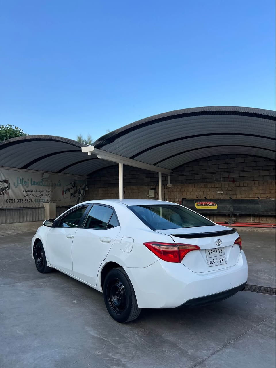 Toyota corolla 2017
***********
تویوتا کورولا ٢٠١٨«٧ مواسەفات le 
سپی بەفری تەنها ٦٠ هزار مایل رویشتوە بەرد رادار بیلاد بێ تەقەو رەقە گیر ئوتوماتیک سەیارە حیزام سبوخ نیە من بە حیزام دەفروشم 
*********** اكر, نينوى
