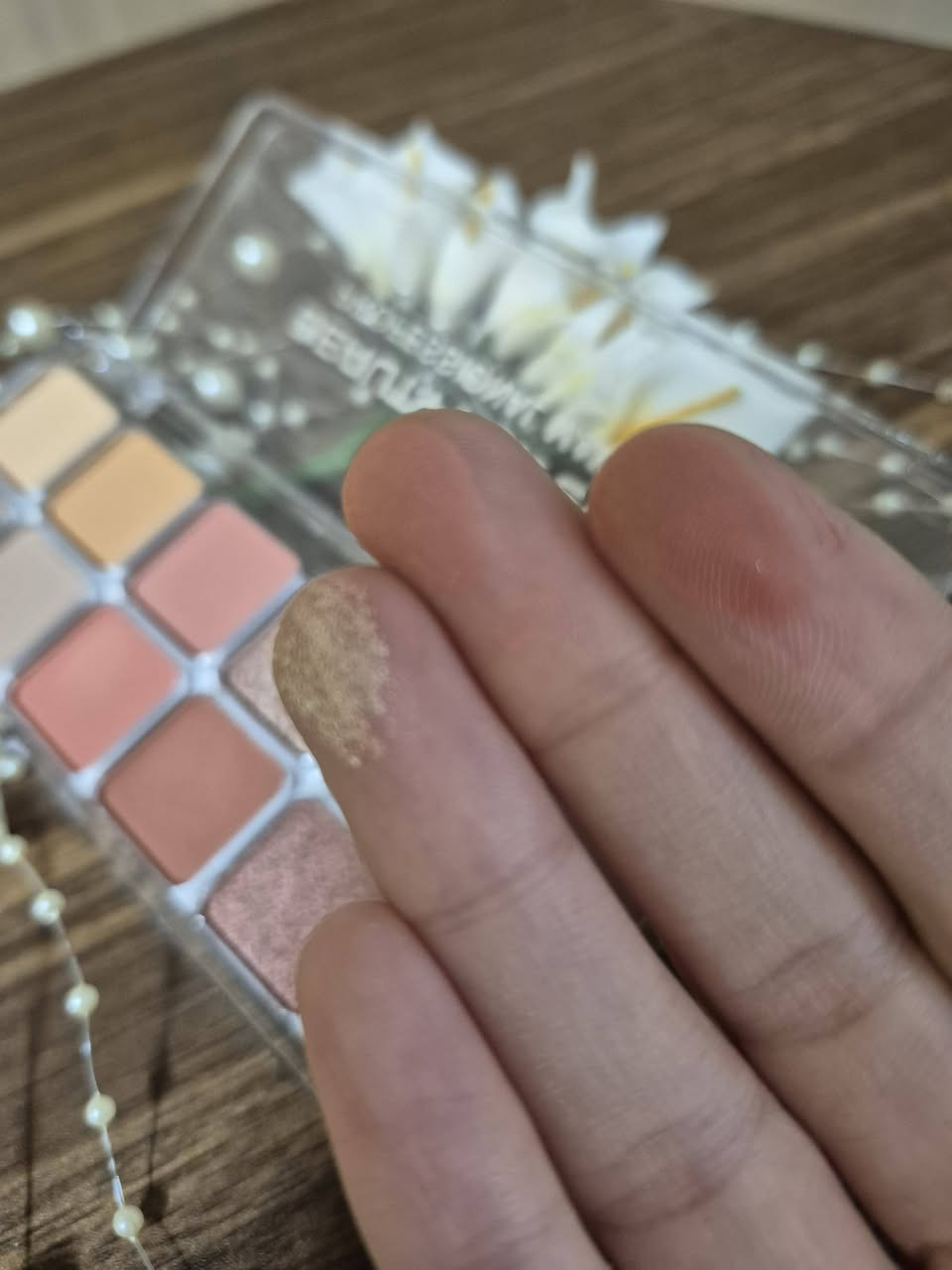 بلاشر كور بي الوان متعدده سعر الباليت بالفين دينار 
وشنو موعبالكم اللون بلكوة يطلع لو تخلين مرة ومرتين يلا تحصلين اللون لا هو مجرد لمسه خفيفه وتشوفين اللون الي تريدينه كبل يعني مو طباشير لابلعكس جوده كلش حلوة يجننننننن 
اكثر وحده تتفاعل تفوز كل خميس وحده تفوز


**إذا كنت صاحب هذا الإعلان وتريد حذفه لأي سبب، رجاءا أرسل رسالة إلى الدعم الفني**