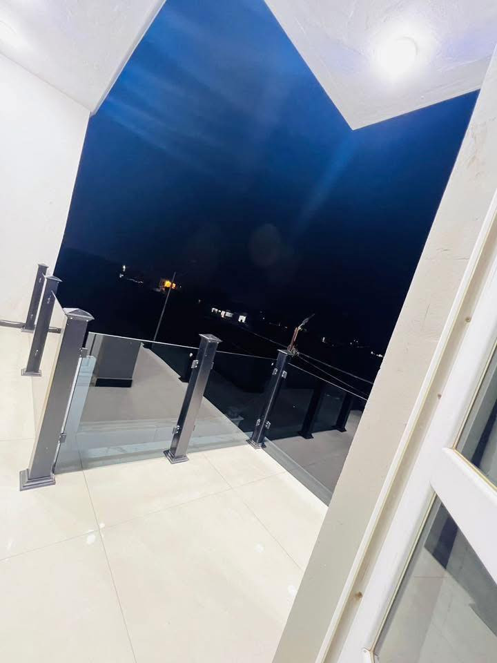 فرصة عقارية وسكنية مميزة في حي التقية الثالثة

متوفر الآن دار سكن للبيع – طابو صرف
بيت حديث بمواصفات ممتازة يلبي متطلبات السكن المريح والاستثمار الآمن.

🔹 المساحة: 200 متر مربع
🔹 عدد الطوابق: 3 طوابق
🔹 نوع البناء: كونكريت مسلح – بناء حديث

تفاصيل التوزيع الداخلي:
▪️ الطابق الأول:
غرفة نوم، مطبخ، حمام، استقبال، صالة، صحيات خارجية، وطارمة
▪️ الطابق الثاني:
غرفتا نوم، صالة، مطبخ ,حمام
▪️ الطابق الثالث:
غرفة عاملة

✨ مميزات إضافية:
✔️ البيت يُباع مع الأثاث بالكامل
✔️ يحتوي على منظومة طاقة شمسية
✔️ مطلوب إسكان 50 مليون

📍 الموقع:
حي التقية – مقابل بنزين خانة عبد الأمير عبيس
منطقة مخدومة بالكامل وجميع الخدمات متوفرة.

📞 للاستفسار أو المعاينة:
يرجى مراسلة الحساب مباشرة
أو الاتصال على: ***********
