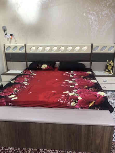 غرفة نوم ماليزية مكونة من خمس قطع 
نظيفة جداً، استعمال بسيط، بدون أي تلف أو كسر.
السعر  ١,٣٠٠,٠٠٠ دينار  للجادين فقط التواصل عبر الخاص 
الموقع: البصرة / إبي الخصيب/ مهيجران
