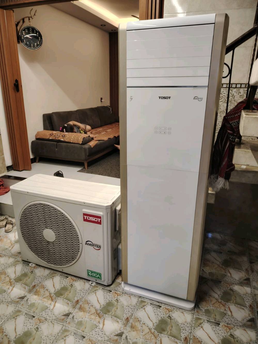 هذا مكيف من نوع سبلت ماركة TOSOT، نموذج TF-H366IZP3. يتميز بتقنية الانفرتر التي تساعد في توفير الطاقة. مناسب لجميع الأجواء ومزود بغاز التبريد R410A. مصنوع في الصين بتاريخ 2022 ويتحمل فولتية بين 220 إلى 240 فولت.