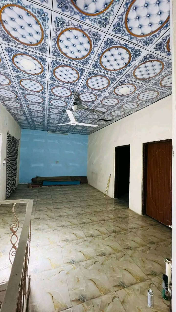 اعلان 
بيت بالعصافير مساحه 210 م ركن 
مقابل خدمات 
 طابقين 
 ط 1يتكون من غرفتين وصاله ومطبخ واستقبال وصحيات داخليه وخارجيه 
ط2 يتكون من غرفتين وصاله وصحيات 
بسعر 95 مع المجال 
تفاصيل اكثر مراجعه مكتب الساع الساعي للعقار 
او الاتصال بالارقام التاليه 
***********
***********
***********
عنوان المكتب سايدين حي الشرطه مقابيل اسواق ريتاج 🧿
