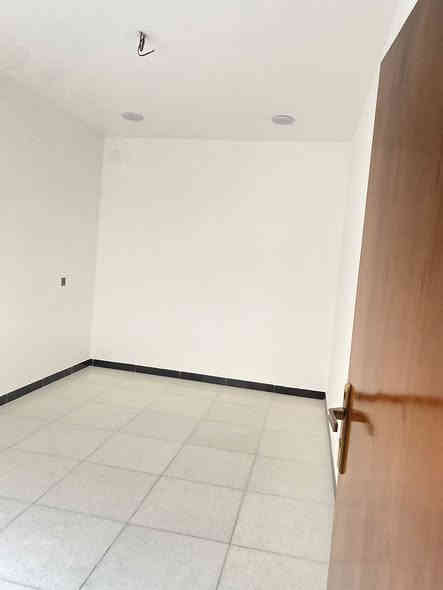 سلام عليكم مشتمل للبيع في الشعب حي التجار مقابيل كليه الامام الكاظم (عليه السلام ) بناء البيت 2025مساحه البيت 75م واجهه 3.75نزال 40 تفاصيل البيت طرمه صغير استقبال حوالي مطبخ منور خدمات 3غرف نوم للاستفسار مكتب الشعب للعقاري بإدارة حـسـيـن رقم الهاتف ***********
