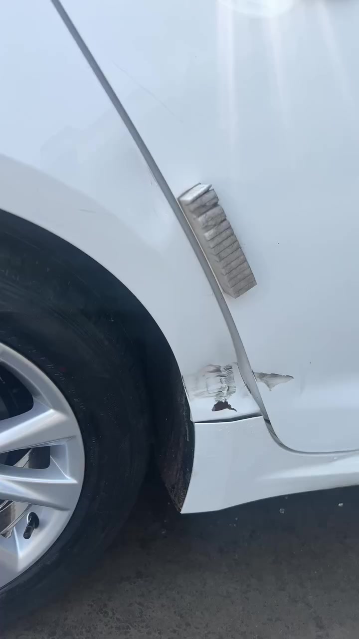 ايبرد 24 كدامكم السيارة ماشية 40 الف فول مواصفات  مسويلها عازل حراري جام 200$ دوسات بلادية ودوسات الحوضية ام التكم عدتها وسبيرها بعدهن شركة بيها طخة خفيفة بجاملغ الخلفي ممصلحه ترجع pdr 
150$ وبيها مجال
***********
