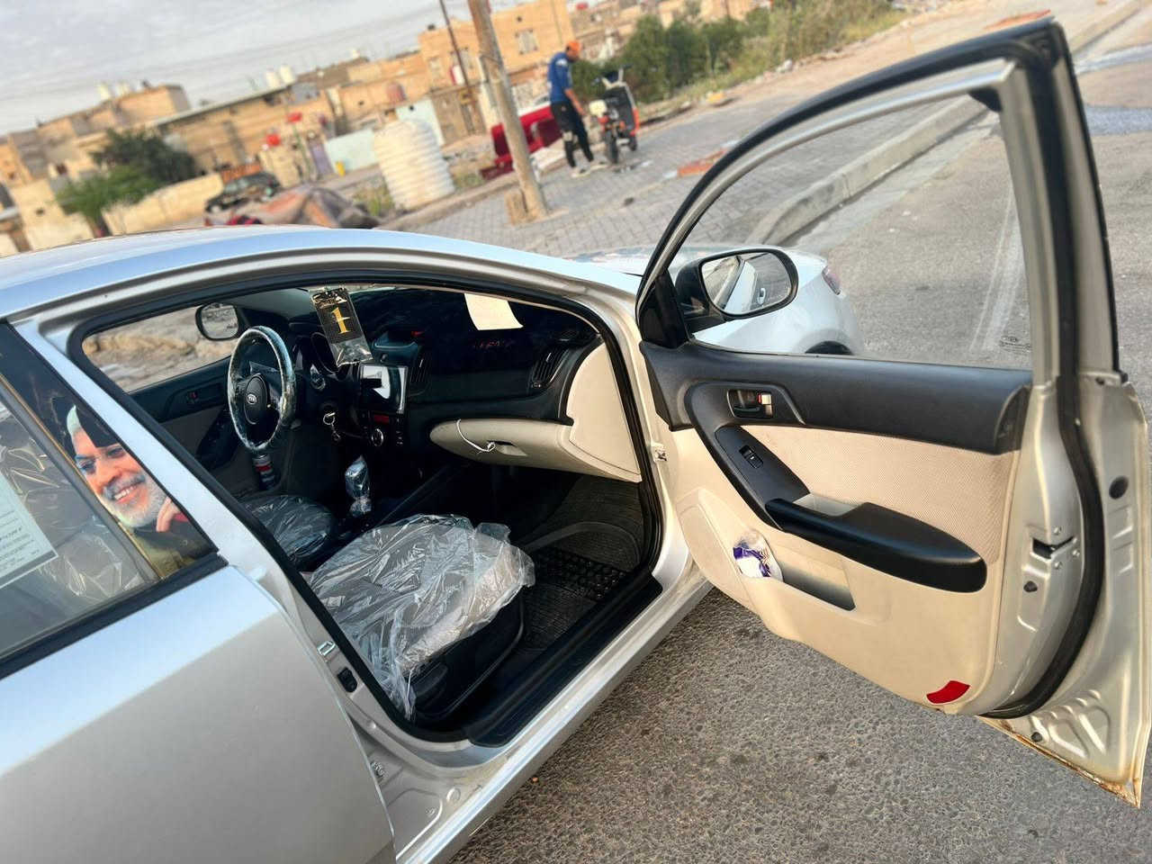 السلام عليكم سيراتو  للبيع اومراوس دخول جديد ادوات ادوات 
سيراتو 2013 اصل 
لون سلفري 
كصتين  شغل باجات 
متومه شمالي  سنويه 29
نضافه 100/100
مكينه كير اكسل كفاله
حداده جديده كلش 
مكينه 1600 دوووش 
مسجل دمام 
فقط فتحه 
تبريد ثلج منضومه جديده  
نضافه كشر 100
نضافه داخل 100
حجر بيئة موجود بلادي
تخم تاير جديد
سعرها 50  وبيه مجال 
سياره خير من الله الف ما ذب عليه
مكان سياره بصره  
*********** واتساب فقط
