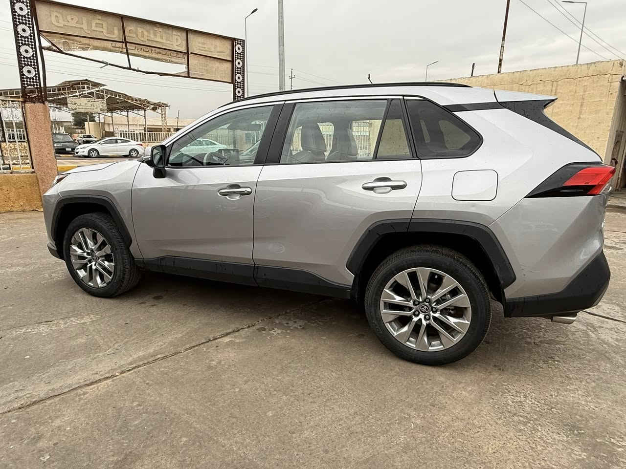 السلام عليكم للبيع بسعر مناسب ب193 وبيها مجال
ويرهم مراوس 
تويوتا راف فور Rav4 
الموديل  :2023  وارد امريكي
سونار مرفق بل منشور وشاصي هم موجود 
الموصفات :اعلى فئه 1/1
* اللون : سلفر 
* عدد المقاعد :  5 راكب
* المحرك :  2500 بانزين
* الرقم : سليمانيه شرط تحويل 
هزه وبرد جدد
عداد المسافه : 40الف
* ثلاث وضعيات قيادة
* قيادة ذاتية عند المنعطفات
* رادار امامي مانع تصادم
* تحذير الخروج عن المسار
* نظام التوقف الآلي
* تحذير النقاط العمياء
* نظام تحذير عند المنعطفات
* مرايا تعتيم ذاتي
* شاشة لمس كبيرة تدعم اندرويد اوتو وابل كار بلي
* نظام الخرائط   GPS
* المصابيح الأمامية زنون
* كشافات ضباب
* دخول ذكي
تنته 
جنطه كهربائيه 
* بصمة ابواب للدخول الذكي
* مقعد السائق كهرباء
* مكيف خلفي
* بلوتوث
* محدد السرعة التفاعلي
نظام التشغيل والاطفاء الذاتي
نظام البريك الذاتي
عنوان السيارة صلاح الدين تكريت
***********
***********
