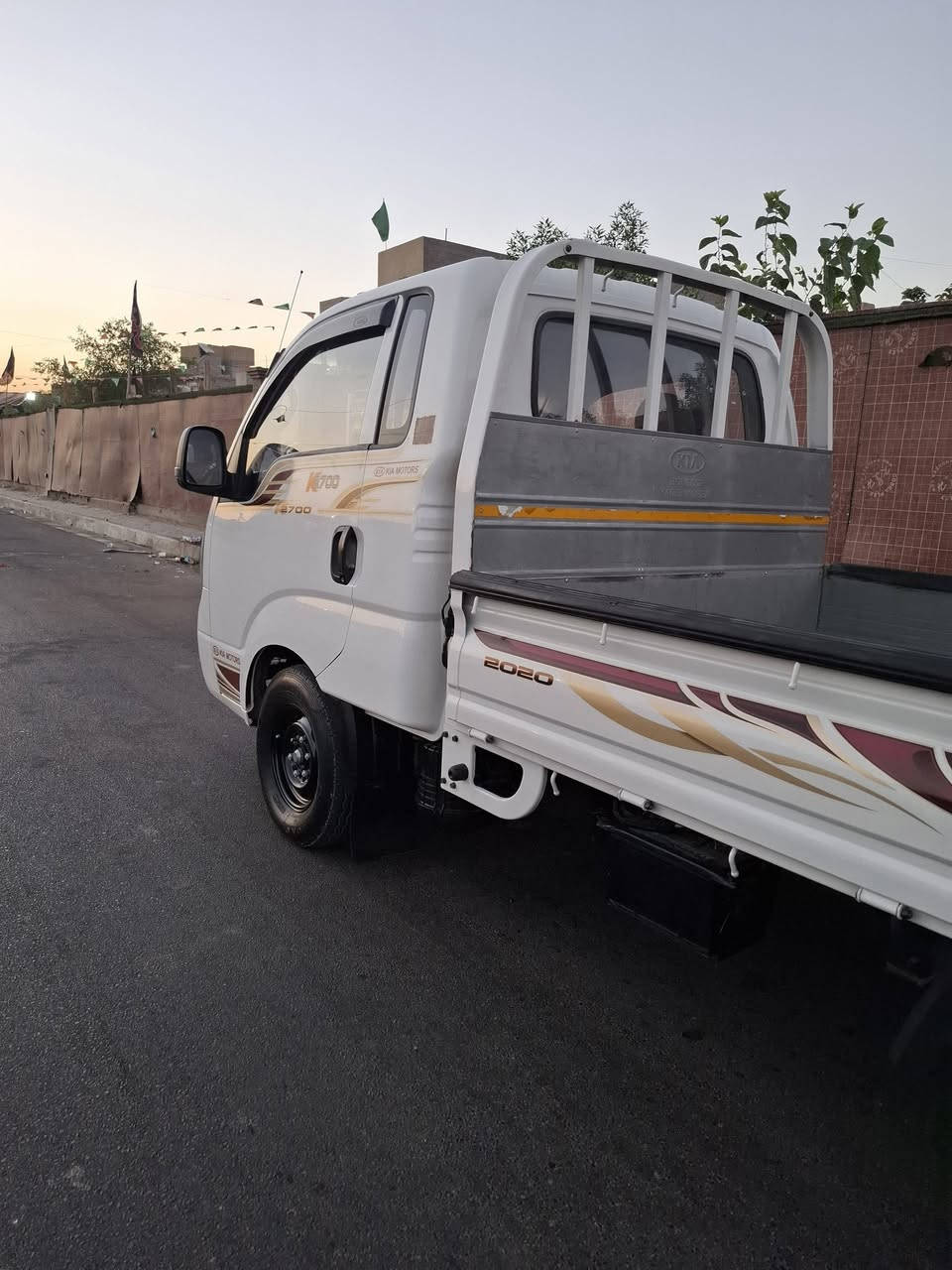 سلام عليكم كيه 2700 مفتوح للبيع موديل 2020 رقم بغداد مشروع وطني السياره مابيه لا ضربه ولا صبغ مكينه جديده ما بيه لا صرف ولا بخار صدر جديد تخم تاير تبريد ثلج 🥶🥶السياره عله وضع الشركه تحويل مباشربسمك السعر 128 وبيه مجال مكاني بغداد رقم الهاتف 📞***********3

