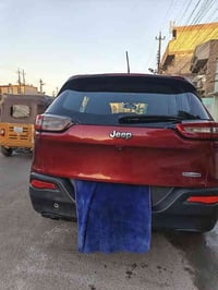 إخوان جيب شيروكي للبيع موديل 16 بيها قطعتين صبغ بدون دواخل سيارة حلوة ...