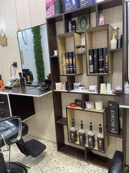 غراض حلاقه للبيع 
الميوزه عدد ٣ 

المرايات عدد ٣ 

كراسي عدد ٣ يرادلهن شويه ترتيب اكو واحد الصينيه مالته شويه معوجه 

سبلت عدد ١ 

مبرده عدد ١ 

براد عدد ١ 

الديكور كله للبيع 

مغسله عدد ١ 

رف عدد ١ 

فاترينه عدد ١ 

للتواصل عل واتس ***********
