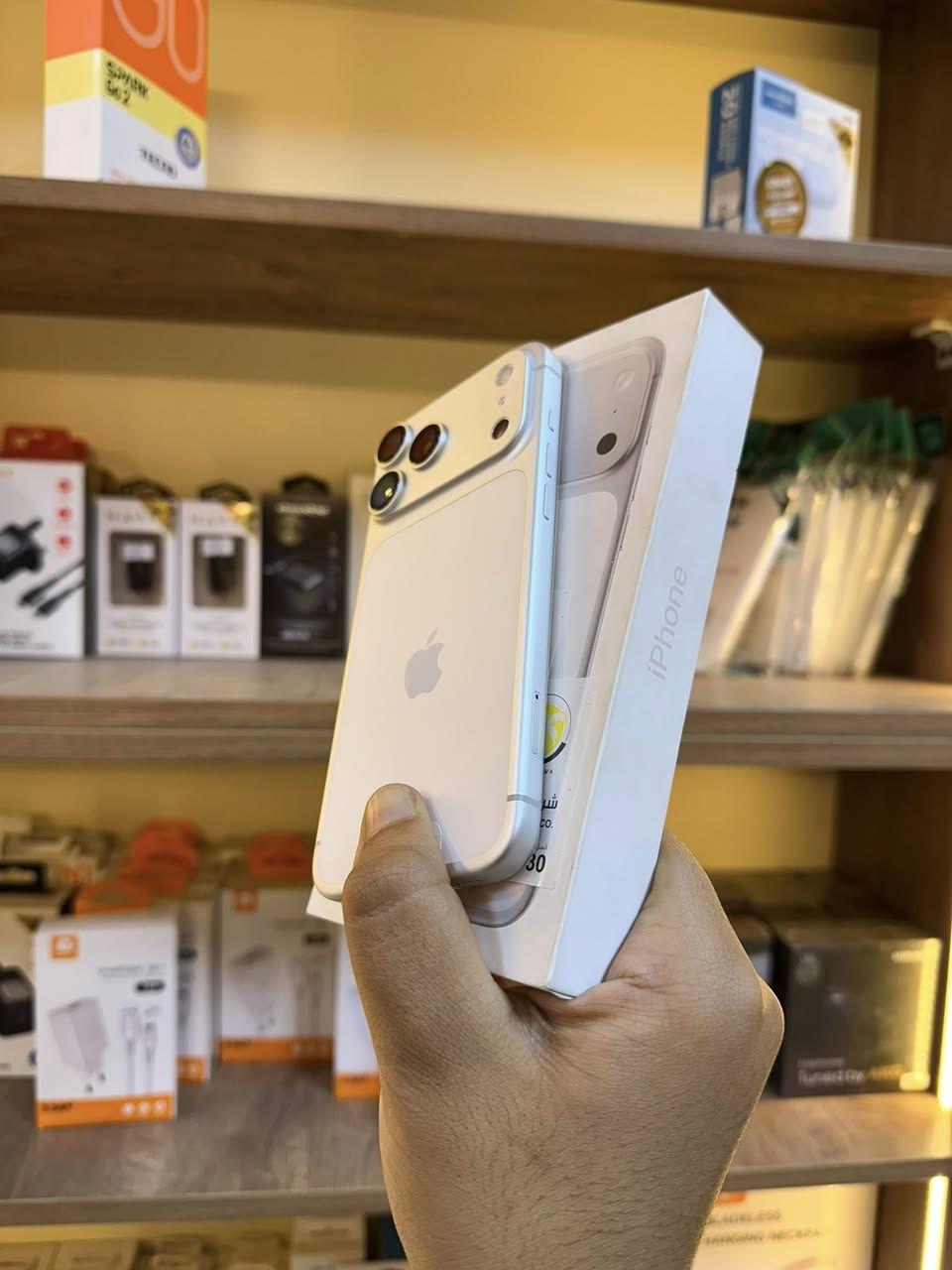 السلام عليكم للبيع ايفون 17 برو ماكس ذاكرة 256 تك سيمكارت دورات الشحن 0 مرة الجهاز جديد فقط مفتوح من الباكيت العنوان بغداد اليوسفية حي الشهداء مركز الأمير مركز الامير للهواتف  للاتصال ***********
