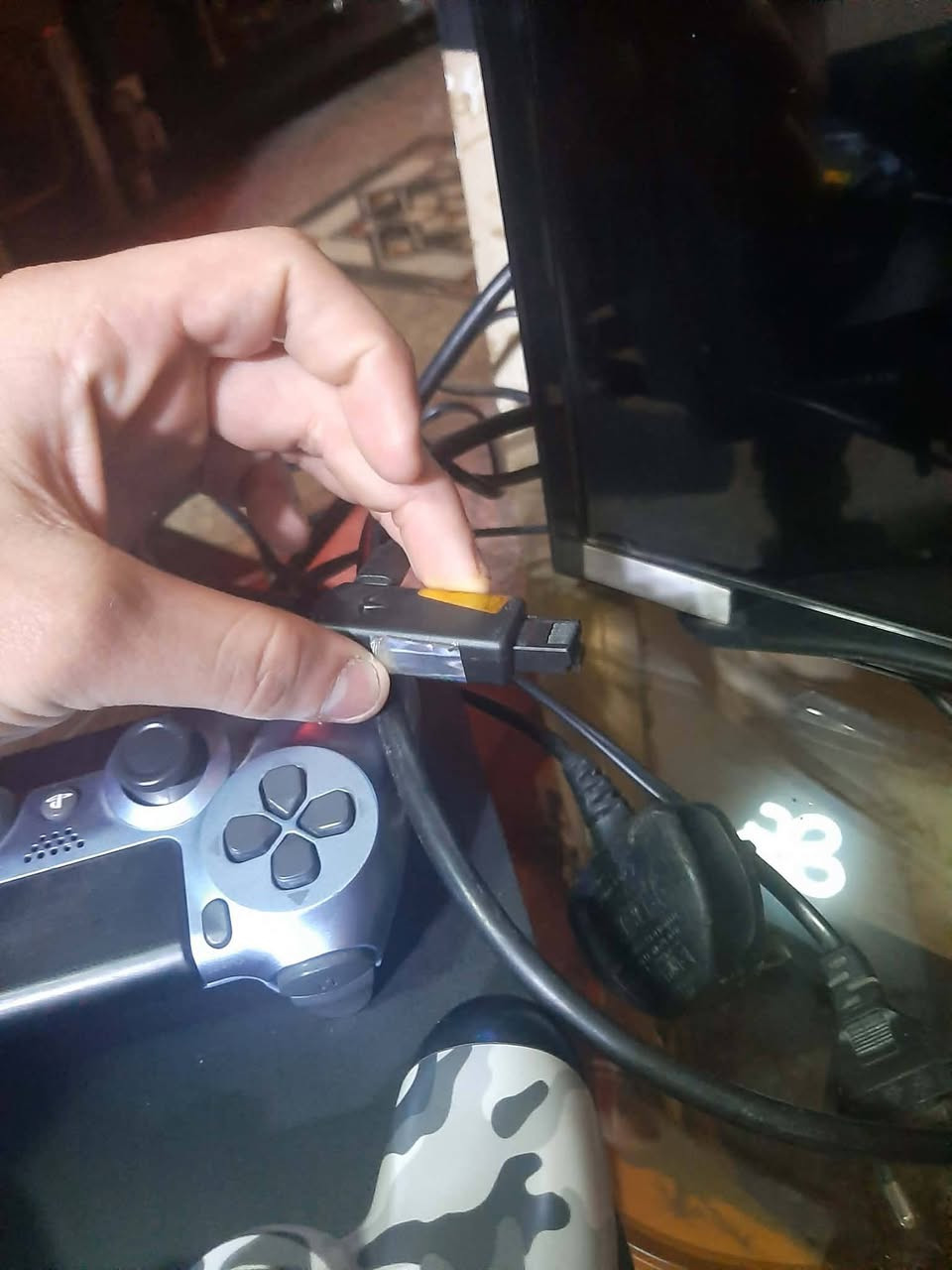 مرحبا عندي بلي فور للبيع كامل مواصفات السعر 250 الف ام هكر هذا رقم موبايلي ***********4
