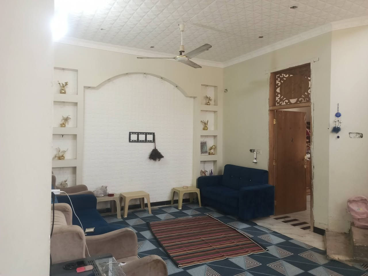 بيت طابو زراعي سند 25 تحويل بسمك موقع خلف حي بابل قرب طاقة كهربائية المساحه 200متر طابقين غرفه نوم استقبال مطبخ صاله وطابق ثاني غرفتين السعر 85 وبيه مجال ***********
