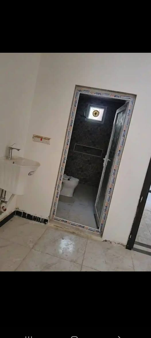 دار للبيـــــــــــــع زيرو صفر مساحه ١٤٠م واجهه ٧م نزال ٢٠م يحتوي الدار
عل طابقين الطابق الاول كراج سياره مجمع صحيات خارجيه 
مطبخ و استقبال صالة غرفه مجمع صحيات داخليه منور 
طابق الثاني صاله زغيره غرفه مجمع صحيات درج صطحين
الموقع حي الفرات شارع شركه حمو رابي قريب عل شارع حمو رابي المنطقه مخدومه الاستفسار ☎️اتصل وتساب  *********** او اتصل مازنجر وشكرا للجميع
