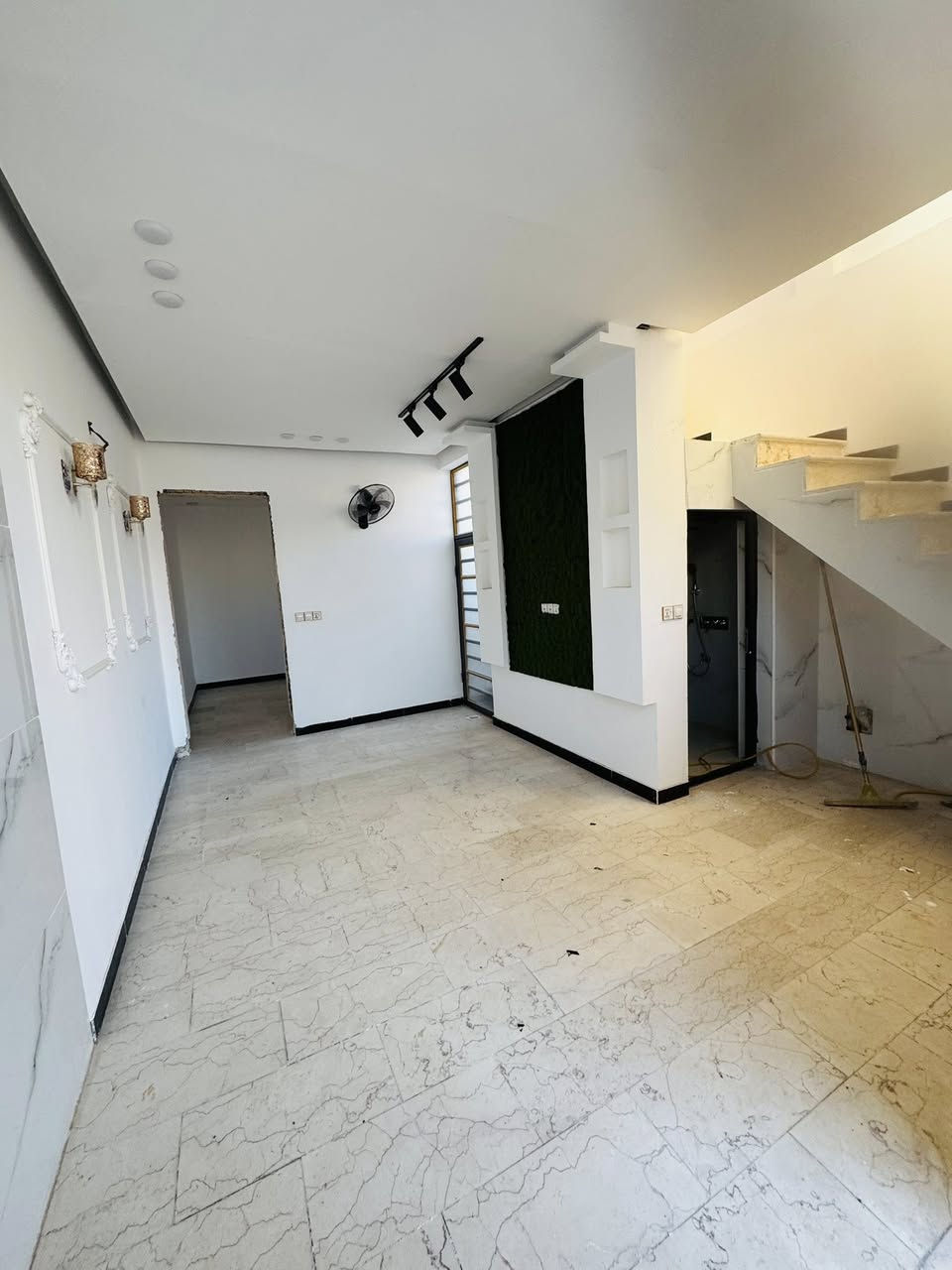 بيت للبيع 50 متر مكانه نجف حي نداء طابق واحد طابو صرف سند حر منطقت 57 خلف مول تفاحه مباشرتن يحتوي عله غرفه وصاله ومطبخ وحمام ومكشوفه وصطح مطبك شتايكر سعره 50 وبي مجال بصيط 
لستفسار 
***********
