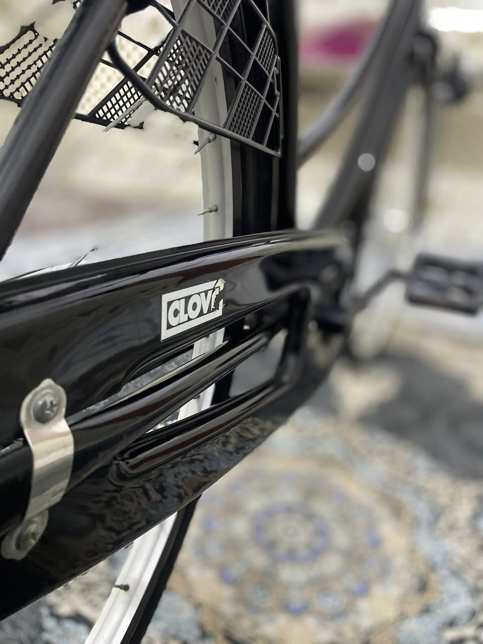 السلام عليكم 
بايسكل حجم 26
للبيع 
اسود لمعه فول
بايسكل عوزه بس جناي 
موديل 19
المكان حيانيه اول لاين 
فيس قليل متواجد بي 
واتساب موجود ***********
