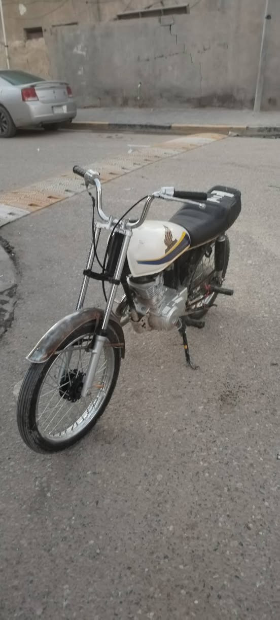 دراجه ايراني ادوات للبيع
المكينه سيجي بي ام 
الدراجه شرط نضيفه ومكفوله من لطول لطول شاصي ومكينه اكفلك سرقه وعشاير مبدل بل مكينه فقط ولفات
السعر 450 وبي مجال قليل رقمي ***********
