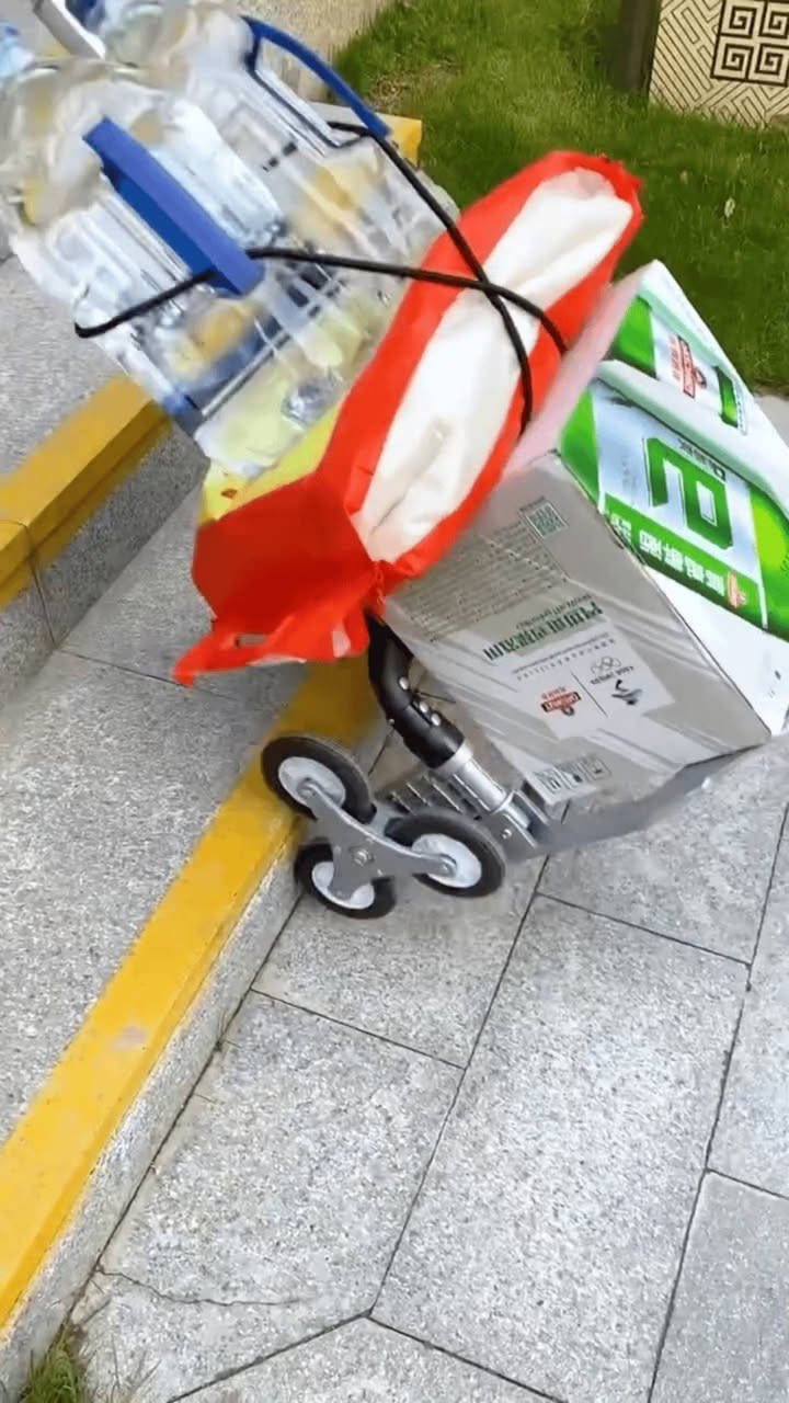 تعبت من حمل الأغراض الثقيلة؟ 😮‍💨
هاي العربانة حلّك الذكي 🔥

خفيفة، قوية، وتنطوي بسهولة

عجلات خاصة تصعد وتنزل الدرج بدون عناء

ارتفاع قابل للتعديل حسب راحتك

مثالية للتسوق، السفر، ونقل الكراتين

رتّب شغلك ووفّر جهدك 💪


**إذا كنت صاحب هذا الإعلان وتريد حذفه لأي سبب، رجاءا أرسل رسالة إلى الدعم الفني**