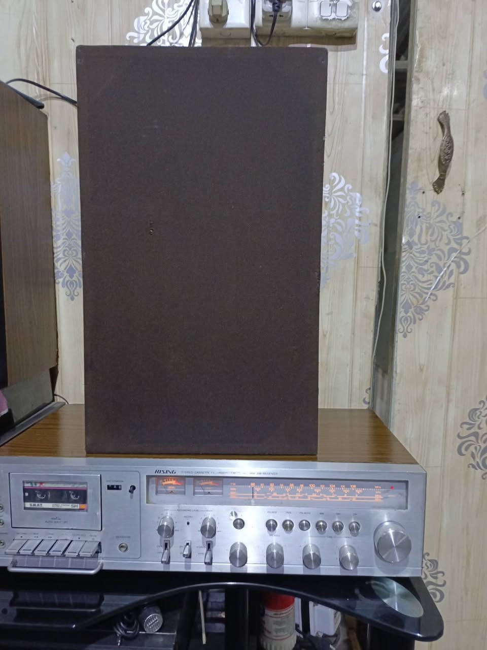 للبيع 
مسجل راديو(رايزنك)
إستيراد مؤسسه بدايه الثمانينات راديو 4 موجات مع ال fm نظافه مثل ما موضح بالصور والفيديو..مع سماعه وحده فقط ..الجهاز بلاد على وضع الشركه بدون تصليح نهائيا.. شغال وبحاله ممتازه جدا 
للاستفسار(***********) متواجد واتساب ماسنجر.. يوجد توصيل 
((السعر ع الخاص))
