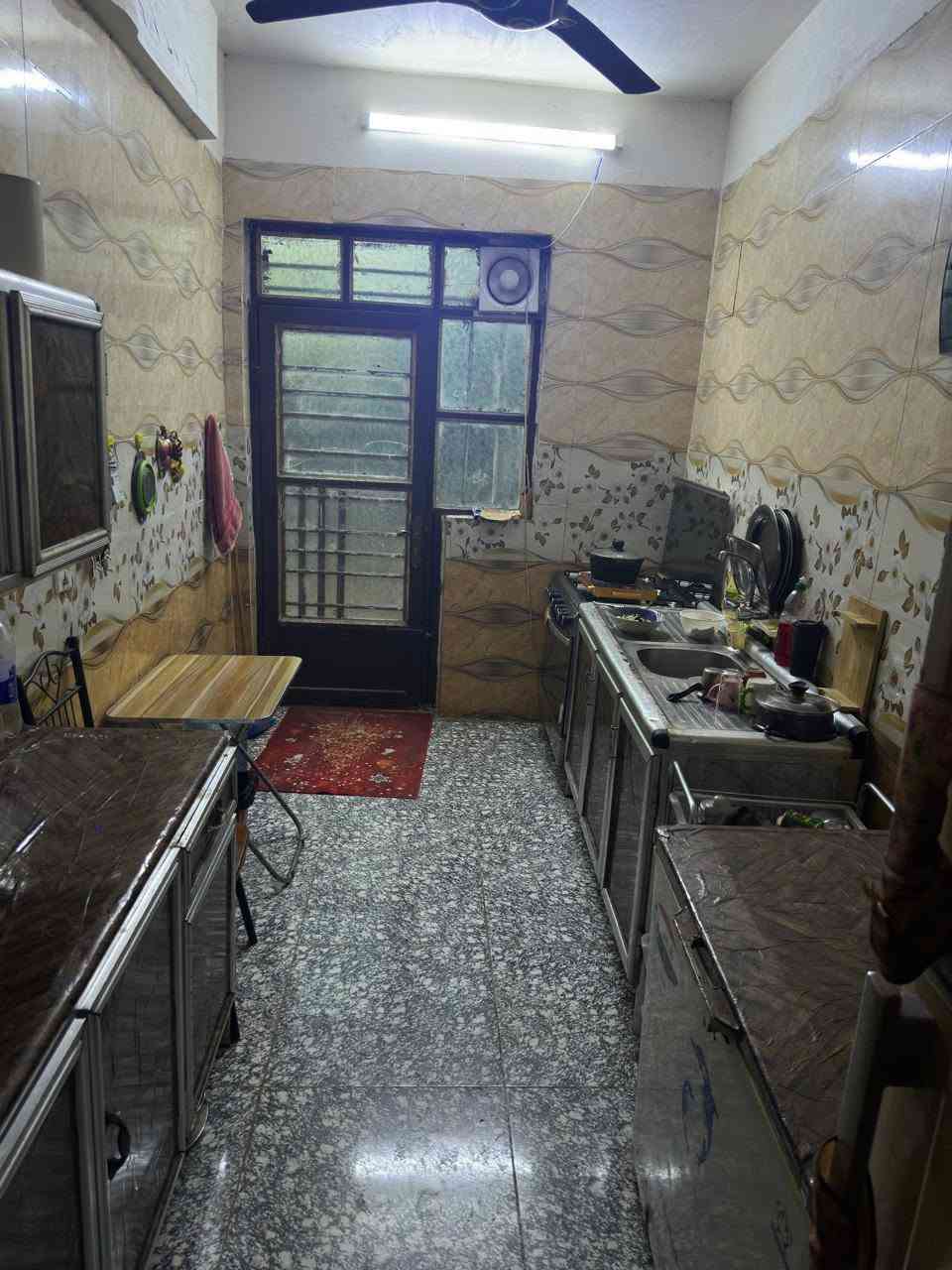 دار سكن للبيع مساحته ( 163 م ) واجه ( 14 م في 14 ) بناء طابوق 🧱
يحتوي على غرفه استقبال ومطبخ وثلاث غرف نوم وصحيات 
سعر المتر الواحد ( 1،250 ) مليون وبيه مجال للجاد بالشراء 
العنوان / بغداد- ابو غريب-شارع الصناعه - قرب المجمع الحكومي ( الضريبه - والتسجيل العقاري- الجنسيه والجوازات) 
للاستفسار اكثر يرجى الاتصال على الارقام التاليه: 
*********** أتصال + واتساب 
*********** أتصال 
مكتب الديار للوساطة العقارية ( أبو عمر الزوبعي)
عموله المكتب ‎%‎1
