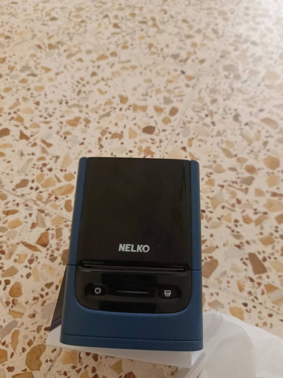 هذه الصورة لآلة صنع الملصقات المحمولة من نوع Nelko PM220.تتميز الطابعة بتقنية البلوتوث للاتصال بالهواتف الذكية وأجهزة الكمبيوتر.تستخدم الجهاز تقنية الطباعة الحرارية، مما يعني أنها لا تحتاج إلى حبر.


**إذا كنت صاحب هذا الإعلان وتريد حذفه لأي سبب، رجاءا أرسل رسالة إلى الدعم الفني**