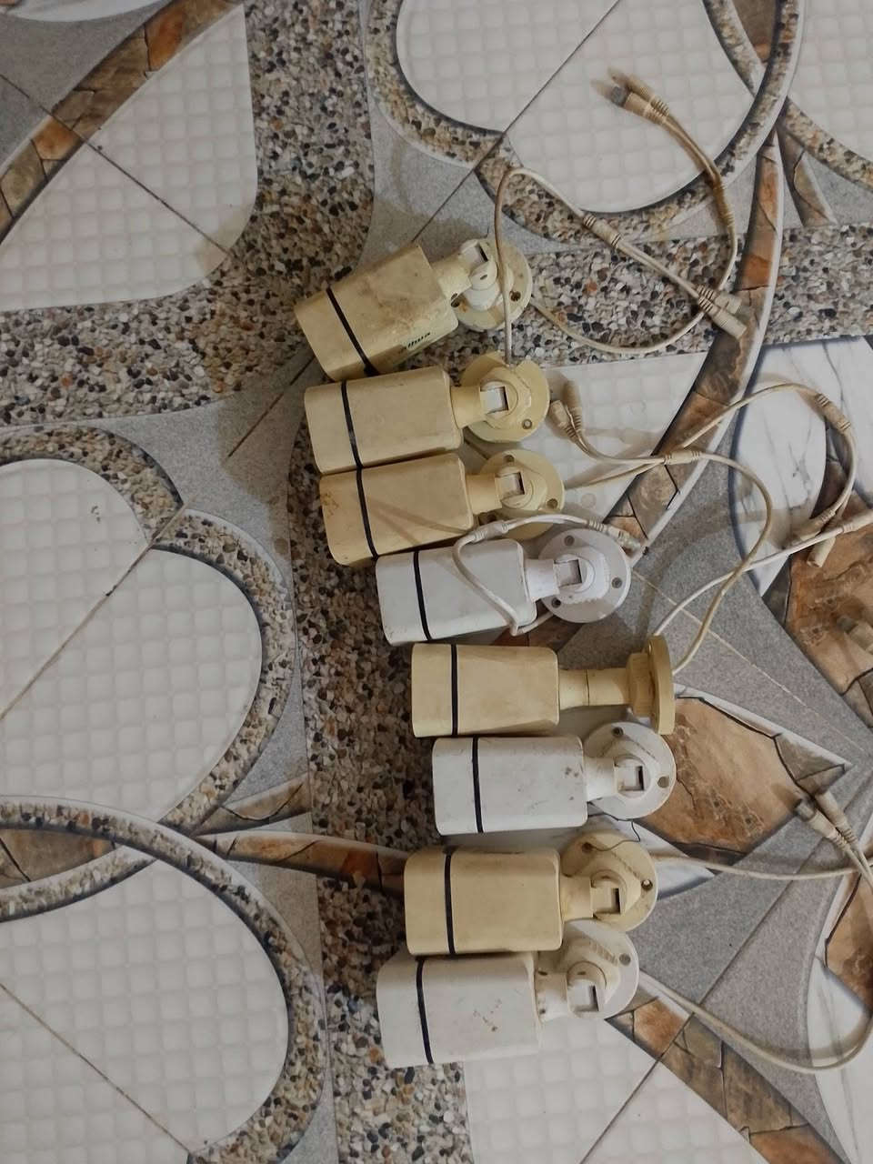 السلام عليكم كاميرات ثمانيه كم كلهن شغالات ثمانيه***********
