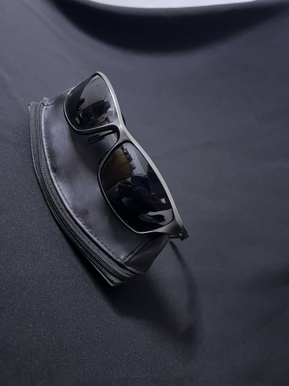 ماركه Kinetix

التصميم: تأتي بإطار معدني (أو بمظهر معدني) بلون
Wrap-" وتصميم ،(Matte Silver) فضي مطفي
الذي يلتف حول الوجه، وهو تصميم مفض ar
للأنشطة الرياضية والقيادة لأنه يوفر حماية جيدة من الشمس والرياح من الجوانب.
• العدسات: عدسات داكنة مائلة للسواد، وغالباً ما تكون في هذه الموديلات مزودة بميزة الاستقطاب
لتقليل الانعكاسات وتوفير رؤية أوضن ( da a
الإضاءة القوية.
• الأذرع: تتميز بأذرع نحيفة وانسيابية تحمل شعار العلامة التجارية KINETIX بشكل واضح، مع نهايات مغطاة بمادة مطاطية . ٠٠اء لضمان الثبات والراحة
خلف الأذن.


**إذا كنت صاحب هذا الإعلان وتريد حذفه لأي سبب، رجاءا أرسل رسالة إلى الدعم الفني**