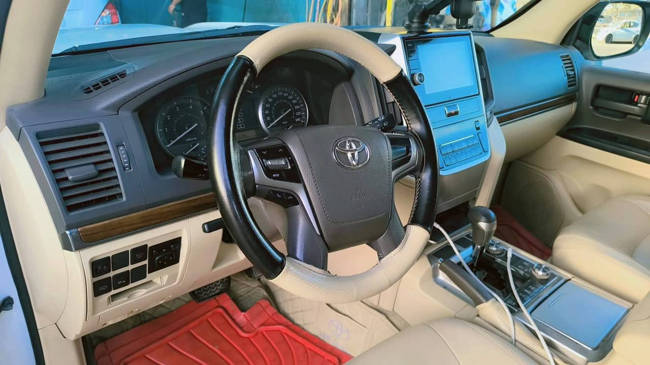 لاند كروز 2017 – GXR V6
(ويت إديشن أصلي)
بسم الله الرحمن الرحيم
المواصفات:
محرك V6 ستة سلندر
فئة GXR ويت إديشن أصلي
كفالة عامة من دعامية لدعامية
 صبغ شبرين باب خلف الصدر
بدون شخت أو حالوب
بدون رمل أو حصو 
الحالة الميكانيكية:
محرك + گير كل بشرط مامفتوح
بدون صوت أو دخان
جميع الخرَز بلادي موجود
العداد: 215 ألف كم حقيقي
الإضافات والمواصفات:
فتحة سقف
ثلاجة
كراسي كهرباء 
حساسات أمامي وخلفي
بصمة تشغيل
كاميرا خلفية
8 إيربگ
لايتات زينون
داخل بيج
دبل أكسل
شحن موبايل
الإطارات:
4 تايرات دنلوب جديد مع ويل جديد بدون أي نقص
التحويل: رقم بغداد جديد
تحويل مباشر بشرط 
الموقع: النجف
رقم صاحب سيارة ***********
