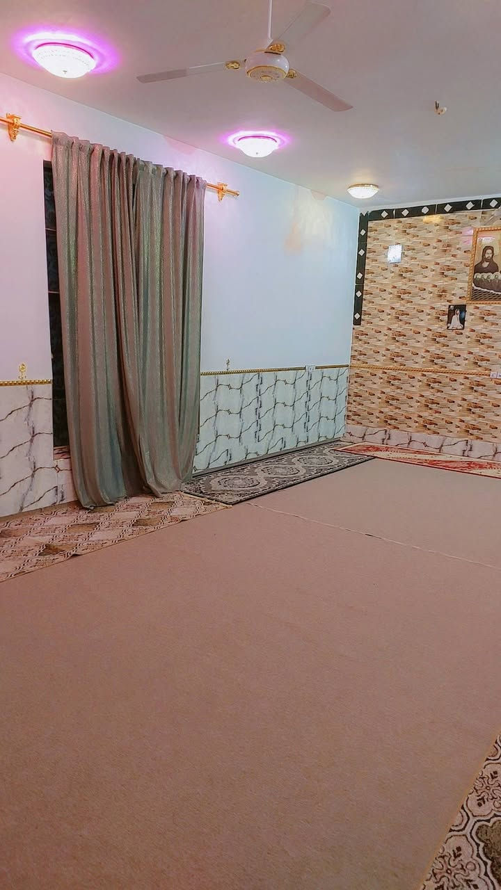 دار للبيع مساحه ٥٠٠ متر ركن على شارعين في المعاره قرب حسينيه السجاد يبعد عن الشارع ١٠٠ متر يتكون من مساحه البناء ٣٠٠ متر غرفتين ٦×٤ و ٥×٤ وصاله ١٢×٥ ومطبخ ٥×٤ واستقبال ٩×٥ وحمامات داخليه وحمامات خارجيه بناء جديد  وحديقه ٢٠٠ متر خدمات ماء كهرباء مولد ذهبي الاتصال على الرقم ***********
